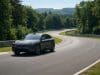 Xiaomi YU7 : record au Nürburgring entre IA et Citroën AX La voiture électrique Xiaomi YU7 GT grise circulant sur une courbe du circuit du Nürburgring entouré de forêt.