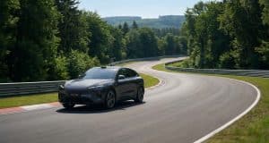 Xiaomi YU7 : record au Nürburgring entre IA et Citroën AX La voiture électrique Xiaomi YU7 GT grise circulant sur une courbe du circuit du Nürburgring entouré de forêt.