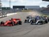 Départ du GP de Grande-Bretagne 2026 : l’envolée de Leclerc Une Formule 1 Ferrari en tête au départ d'une course, suivie par un peloton de voitures sur le circuit de Silverstone.