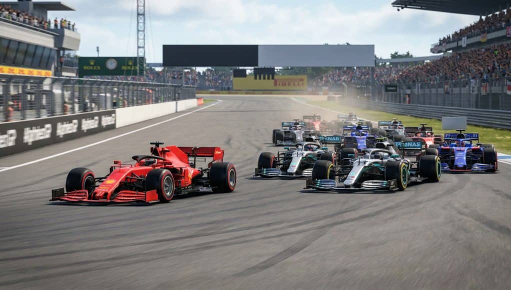 Départ spectaculaire au GP de Grande-Bretagne 2026 Une Formule 1 Ferrari en tête au départ d'une course, suivie par un peloton de voitures sur le circuit de Silverstone.
