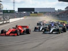 Départ du GP de Grande-Bretagne 2026 : l’envolée de Leclerc Une Formule 1 Ferrari en tête au départ d'une course, suivie par un peloton de voitures sur le circuit de Silverstone.