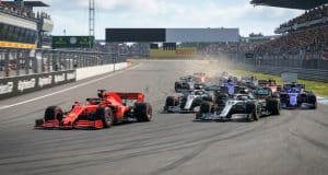Départ du GP de Grande-Bretagne 2026 : l’envolée de Leclerc Une Formule 1 Ferrari en tête au départ d'une course, suivie par un peloton de voitures sur le circuit de Silverstone.