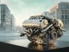La fin du moteur V12 Mercedes : un tournant pour l’Europe Un moteur V12 Mercedes en métal brillant posé sur un socle noir, avec un quartier urbain flou en arrière-plan.