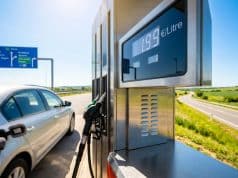 Tout sur le plafonnement du prix du carburant chez Total Une pompe à essence affichant 1,99 €/litre avec une voiture en arrière-plan sur le bord d'une autoroute.