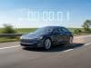Gain de temps et vitesse en voiture : une illusion prouvée Une voiture Tesla grise roule sur une autoroute avec un chronomètre numérique affichant 00:00.01 au-dessus d'elle.