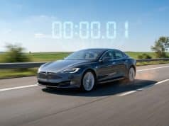 Gain de temps et vitesse en voiture : une illusion prouvée Une voiture Tesla grise roule sur une autoroute avec un chronomètre numérique affichant 00:00.01 au-dessus d'elle.