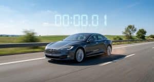 Gain de temps et vitesse en voiture : une illusion prouvée Une voiture Tesla grise roule sur une autoroute avec un chronomètre numérique affichant 00:00.01 au-dessus d'elle.