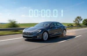 Gain de temps et vitesse en voiture : une illusion prouvée Une voiture Tesla grise roule sur une autoroute avec un chronomètre numérique affichant 00:00.01 au-dessus d'elle.