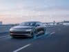 Freinage automatique et excès de vitesse : le système ISA Voiture moderne roulant sur une autoroute avec des superpositions graphiques numériques symbolisant la connectivité.