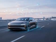 Freinage automatique et excès de vitesse : le système ISA Voiture moderne roulant sur une autoroute avec des superpositions graphiques numériques symbolisant la connectivité.