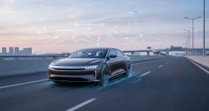 Freinage automatique et excès de vitesse : le système ISA Voiture moderne roulant sur une autoroute avec des superpositions graphiques numériques symbolisant la connectivité.