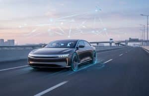 Freinage automatique et excès de vitesse : le système ISA Voiture moderne roulant sur une autoroute avec des superpositions graphiques numériques symbolisant la connectivité.