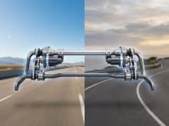 Brevet Hyundai barre antiroulis : le confort révolutionné Vue technique de la barre antiroulis active Hyundai sur fond de route droite et de virages sinueux.
