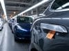 Rappel voitures poignées porte : la Chine face au danger Gros plan sur une poignée de porte de voiture avec une étiquette orange indiquant un défaut de mécanisme en usine.