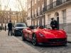 Ferrari Monza SP2 saisie : record de 4,3 millions d’euros Une Ferrari Monza SP2 rouge stationnée dans une rue londonienne, entourée par deux policiers britanniques.