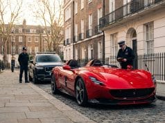 Ferrari Monza SP2 saisie : record de 4,3 millions d’euros Une Ferrari Monza SP2 rouge stationnée dans une rue londonienne, entourée par deux policiers britanniques.