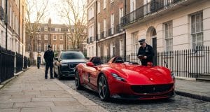 Ferrari Monza SP2 saisie : record de 4,3 millions d’euros Une Ferrari Monza SP2 rouge stationnée dans une rue londonienne, entourée par deux policiers britanniques.