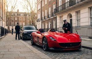 Ferrari Monza SP2 saisie : record de 4,3 millions d’euros Une Ferrari Monza SP2 rouge stationnée dans une rue londonienne, entourée par deux policiers britanniques.