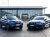 Nouveaux véhicules gendarmerie : la Renault 4 et l’Audi RS3 Une Renault Spring et une Audi RS3 aux couleurs de la Gendarmerie garées devant une caserne.