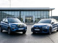 Nouveaux véhicules gendarmerie : la Renault 4 et l’Audi RS3 Une Renault Spring et une Audi RS3 aux couleurs de la Gendarmerie garées devant une caserne.