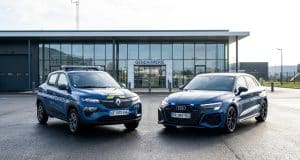 Nouveaux véhicules gendarmerie : la Renault 4 et l’Audi RS3 Une Renault Spring et une Audi RS3 aux couleurs de la Gendarmerie garées devant une caserne.