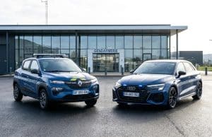 Nouveaux véhicules gendarmerie : la Renault 4 et l’Audi RS3 Une Renault Spring et une Audi RS3 aux couleurs de la Gendarmerie garées devant une caserne.