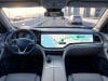 Apple maps ford électrique : un tournant logiciel majeur Vue du poste de conduite d'une voiture électrique affichant un itinéraire Apple Maps sur un écran large.