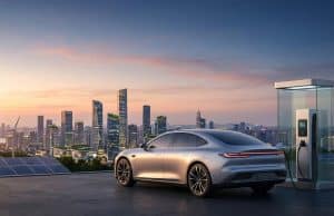Marché voiture électrique : prévisions et indépendance Voiture électrique moderne en charge devant une skyline urbaine au coucher du soleil avec des panneaux solaires et éoliennes.