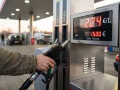 Hausse prix carburant : le gazole frôle les sommets historiques Une main tenant un pistolet de pompe à essence affichant un prix de 2,24 €/L dans une station-service.