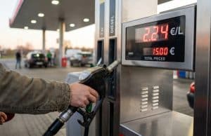 Hausse prix carburant : le gazole frôle les sommets historiques Une main tenant un pistolet de pompe à essence affichant un prix de 2,24 €/L dans une station-service.