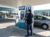 La nouvelle taxe carburant 2028 : l’effet du marché carbone Un automobiliste devant une pompe à essence affichant un prix élevé de 2,159 € par litre dans une station-service.
