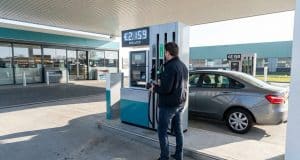 La nouvelle taxe carburant 2028 : l’effet du marché carbone Un automobiliste devant une pompe à essence affichant un prix élevé de 2,159 € par litre dans une station-service.