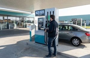 La nouvelle taxe carburant 2028 : l’effet du marché carbone Un automobiliste devant une pompe à essence affichant un prix élevé de 2,159 € par litre dans une station-service.