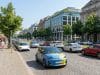 Marché voiture électrique Europe : bilan de juillet 2026 Une Renault 5 électrique colorée circulant sur une rue pavée bordée de voitures et d'immeubles européens ensoleillés.