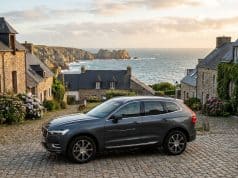 Vandalisme : les voitures de parisiens ciblées en Bretagne Une voiture grise stationnée dans un village breton pittoresque avec une rayure visible sur la portière.