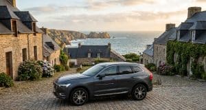 Vandalisme : les voitures de parisiens ciblées en Bretagne Une voiture grise stationnée dans un village breton pittoresque avec une rayure visible sur la portière.