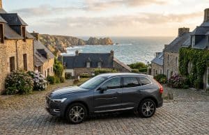 Vandalisme : les voitures de parisiens ciblées en Bretagne Une voiture grise stationnée dans un village breton pittoresque avec une rayure visible sur la portière.