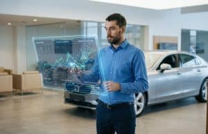 IA et prix voiture occasion : vers une cotation plus juste Un homme examine des données de marché sur une interface holographique devant une voiture dans une concession.