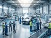 Réussir votre recrutement chez Renault Douai en 2026 Équipe d'ingénieurs et techniciens travaillant dans une usine automobile Renault automatisée et moderne.