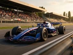 Pierre Gasly en pole à Monza : l’exploit historique du Français Une monoplace de Formule 1 bleue et rouge roule sur le circuit de Monza devant des tribunes bondées au coucher du soleil.