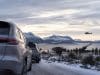 Des voitures chinoises soupçonnées d’espionner un exercice en Norvège Deux voitures observent des soldats et un hélicoptère militaire près d'un fjord enneigé en Norvège.