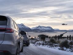 Des voitures chinoises soupçonnées d’espionner un exercice en Norvège Deux voitures observent des soldats et un hélicoptère militaire près d'un fjord enneigé en Norvège.
