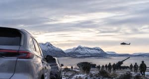 Des voitures chinoises soupçonnées d’espionner un exercice en Norvège Deux voitures observent des soldats et un hélicoptère militaire près d'un fjord enneigé en Norvège.