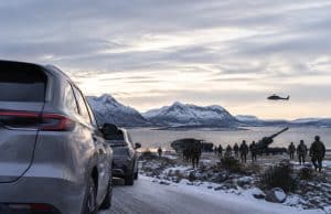 Des voitures chinoises soupçonnées d’espionner un exercice en Norvège Deux voitures observent des soldats et un hélicoptère militaire près d'un fjord enneigé en Norvège.