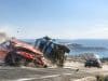 BeamNG.drive disponible sur PS5 en accès anticipé à 21,99 € Une voiture rouge accidentée percute un SUV bleu renversé sur une route côtière dans le jeu BeamNG.drive.