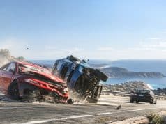 BeamNG.drive disponible sur PS5 en accès anticipé à 21,99 € Une voiture rouge accidentée percute un SUV bleu renversé sur une route côtière dans le jeu BeamNG.drive.
