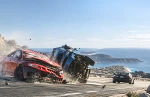 BeamNG.drive disponible sur PS5 en accès anticipé à 21,99 € Une voiture rouge accidentée percute un SUV bleu renversé sur une route côtière dans le jeu BeamNG.drive.