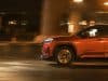 Analyse du Honda Elevate : SUV compact produit en Inde et freins à sa commercialisation en Europe Un SUV orange Honda Elevate circulant de nuit avec un effet de flou de mouvement sur la route.
