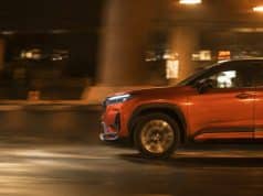 Analyse du Honda Elevate : SUV compact produit en Inde et freins à sa commercialisation en Europe Un SUV orange Honda Elevate circulant de nuit avec un effet de flou de mouvement sur la route.