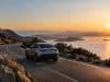 Polestar et Oxford mesurent-ils le plaisir de conduite ? Le protocole expliqué Une voiture Polestar argentée roule sur une route côtière sinueuse au coucher du soleil avec une vue sur la mer.